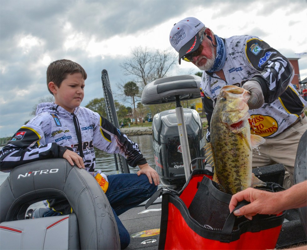 rick-clunn-loads-part-of-his-extraordinary-day-3-bag-while-son-river-looks-on